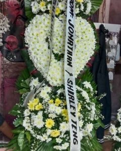 a heart Standing Spray (mix color)